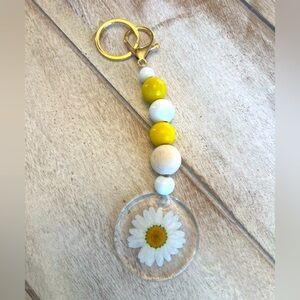 New - White Daisy Resin Keychain